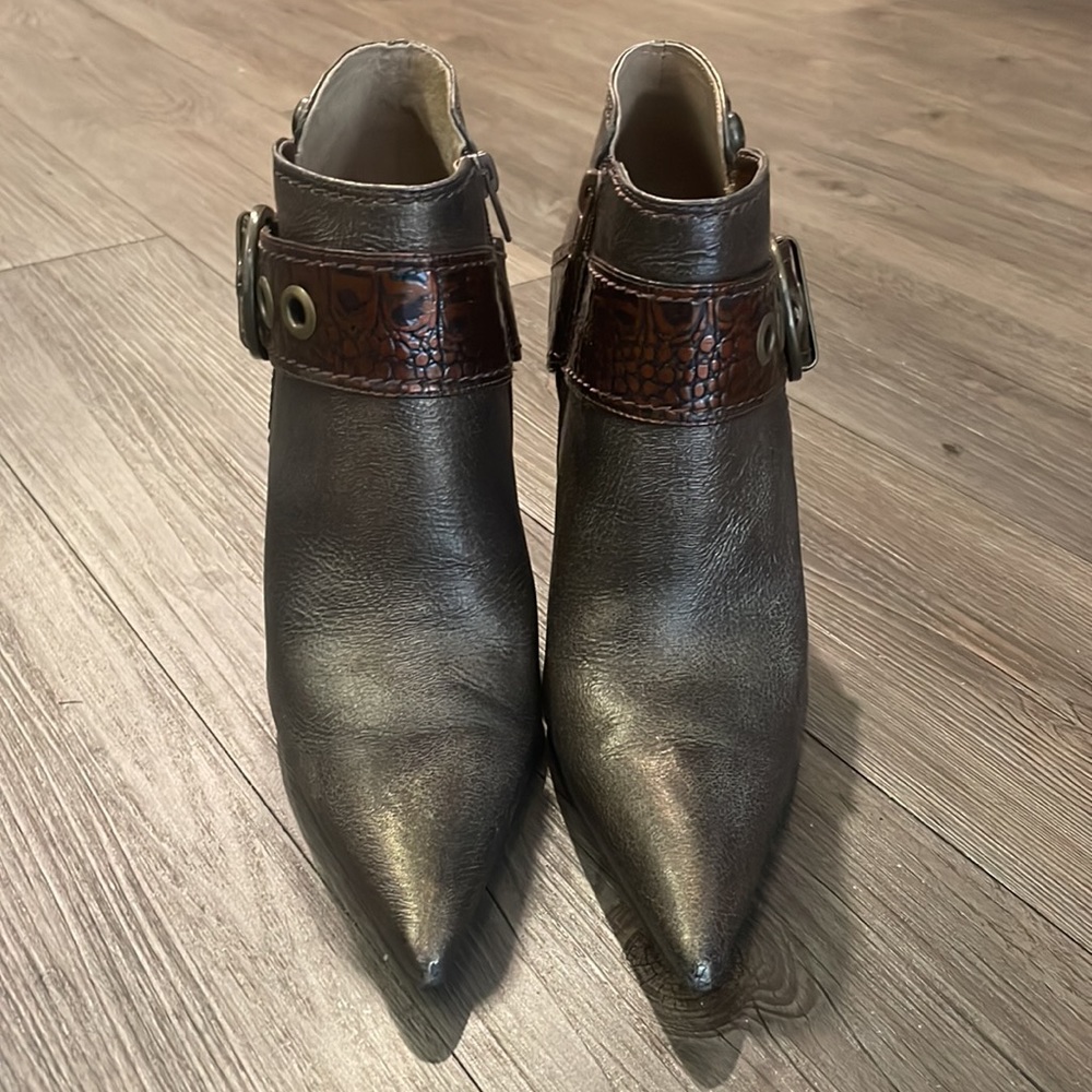 Carlos Santana Stiletto Boots w/ Buckle. Size 8.  CALL OUT - Picture 3 of 10